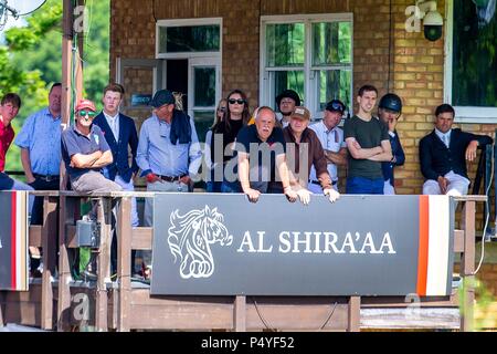 West Sussex, Regno Unito. Il 22 giugno 2018. Gli spettatori.Il Hickstead sotto 25 maestri. L'Al Shira"aa Hickstead Derby riunione. Showjumping. Il tutto in Inghilterra corso di salto. Hickstead. West Sussex. Regno Unito. Il giorno 4. 22/06/2018. Foto Stock