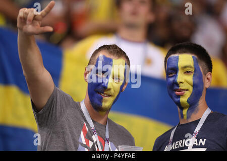 Sochi, Russia. Il 23 giugno, 2018. Gli appassionati di Svezia reagire prima del 2018 della Coppa del Mondo FIFA Gruppo F corrispondenza tra la Germania e la Svezia a Sochi, Russia, 23 giugno 2018. Credito: Lu Jinbo/Xinhua/Alamy Live News Foto Stock