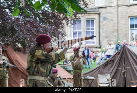 Barnard Castle, Teesdale, nella contea di Durham. Sabato 23 Giugno 2018. Il Nord Est città mercato di Barnard Castle ha fatto un passo indietro nel tempo oggi quando la gente vestita in su in vintage anni Quaranta abiti e seconda guerra mondiale di uniformi come parte di Barnard Castle 1940's Weekend. Questo ha incluso un flypast da un WW2 Spitfire e visualizza da re-enactors. David Forster/Alamy Live News Foto Stock