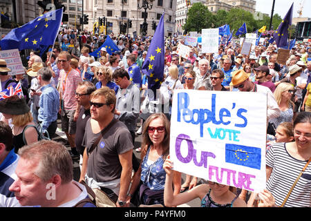 Voto popolare a Londra, Regno Unito 23 Giugno 2018. I manifestanti marzo lungo Whitehall en route Piazza del Parlamento a chiedere una seconda votazione finale sul Brexit trattativa - Steven può /Alamy Live News Foto Stock