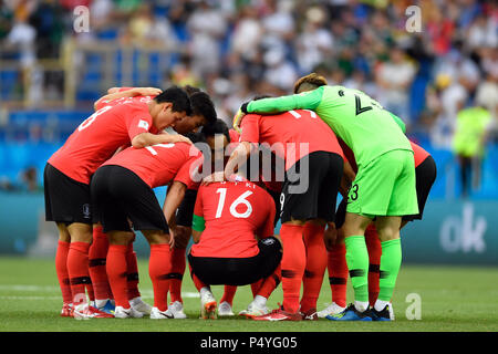 Rostov-on-Don, in Russia. Il 23 giugno, 2018. Calcio, FIFA World Cup 2018, Corea del Sud vs Messico, stadi di gruppo, Gruppo F, seconda giornata a Rostov-on-Don Stadium: sud coreano giocatori formano un cerchio. Credito: Marius Becker/dpa/Alamy Live News Foto Stock