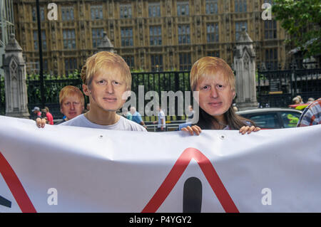 Londra, Regno Unito. 23nd Giugno 2018. Boris Johnsons (o gli attivisti che indossa la sua maschera) iniziò a diffondersi alla protesta contro l'espansione di Heathrow in piazza del Parlamento. La sua costruzione sarebbe causa di anni di interruzione nella zona ovest di Londra e le stime ufficiali del credito: Peter Marshall / Alamy Live News Foto Stock