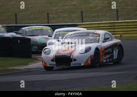 Dalton on Tees, Inghilterra, 23 giugno 2018. Greg Johnson la guida per Elite Motorsport, numero 7, leader di un gruppo di vetture in Round 11 della Ginetta Junior Championship sul circuito di Croft. Credito: Colin Edwards/Alamy Live News. Foto Stock