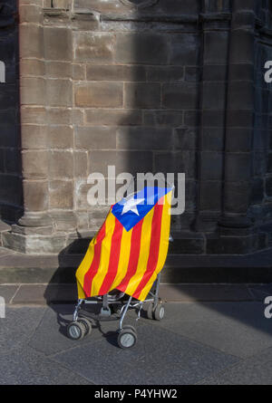 Edinburgh, Regno Unito. Il 23 giugno 2018. Una fiamma della libertà per la Catalogna è ispirato alla tradizione catalana della fiamma del Canigó. Questa volta la fiamma come Catalogna a sinistra in segno di protesta del catalano di uomini politici in esilio in tutta l'Europa. Credito: Kelly Neilson/Alamy Live News. Foto Stock