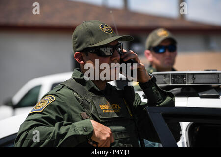 Mcallen, Texas, Stati Uniti d'America. Il 23 giugno, 2018. Pattuglia di Confine gli agenti bloccano il cancello come attivista per i diritti umani Kerry Kennedy, i tentativi di parlare di noi funzionari dell Immigrazione hanno sabato dopo aver annunciato uno sciopero della fame per protestare contro il trattamento dei bambini immigrati detenuti presso l'elaborazione centro di detenzione a McAllen, Texas, il più grande di noi. I funzionari non dovrebbe concedere l'ingresso al Kennedy, che è la figlia di Robert F. Kennedy. Credito: Miguel Juarez Lugo/ZUMA filo/Alamy Live News Foto Stock