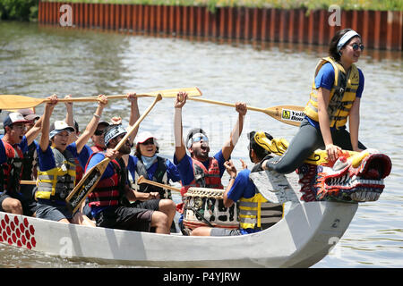 Chicago, Stati Uniti d'America. Il 23 giugno, 2018. I partecipanti competono in una gara di dragon boat in Chicago, Stati Uniti, 23 giugno 2018. Più di 800 partecipanti di 32 squadre hanno partecipato nel 2018 Chicago gara di dragon boat a Ping Tom Memorial Park in Chinatown di Chicago il sabato. Credito: Wang Ping/Xinhua/Alamy Live News Foto Stock