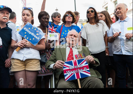 Londra, Regno Unito. Il 23 giugno, 2018. WW2 veterano di brigata Stephen Goodall (C), anti-Brexit diruttori Gina Miller (2R) e l'attore Sir Tony Robinson (R) ha aderito a un centinaio di migliaia di anti-Brexit sostenitori prendendo parte al voto popolare marzo nella zona centrale di Londra seguita da un rally in piazza del Parlamento su un secondo anniversario del referendum Brexit. I dimostranti chiedono che i termini finali dell'Brexit accordo negoziato dal governo sono messi davanti ai cittadini britannici in un voto pubblico. Credito: Wiktor Szymanowicz/Alamy Live News Foto Stock