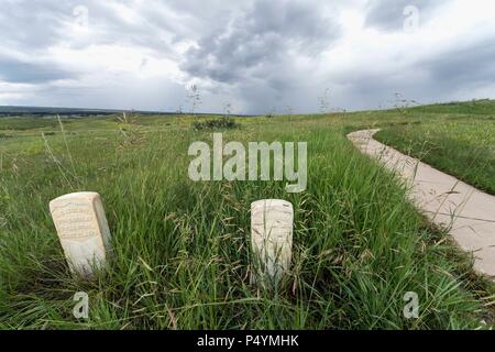 Crow agenzia, Montana, USA. Il 22 giugno, 2018. Le lapidi al Little Bighorn Battlefield National Monument. Il monumento, sotto l'egida del National Park Service, memorializes una grande battaglia combattuta il 25 giugno 1876, tra Lakota, Cheyenne e Arapaho Indiani contro l'esercito degli Stati Uniti. Queste tribù stavano combattendo per conservare il loro stile di vita tradizionale come nomadi cacciatori di buffalo. Gli Stati Uniti Esercito era di effettuare la concessione dell Amministrazione di istruzioni per rimuovere il Lakota, sioux e cheyenne popoli alla grande Sioux Prenotazione nel territorio Dakota.(Immagine di credito: © Brian Cahn Foto Stock