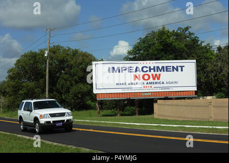 Florida, Stati Uniti d'America. Il 23 giugno 2018. Una macchina passa un cartellone a Lakeland, Florida il 23 giugno 2018 chiamando l'impeachment di U.S. Presidente Donald Trump. Il cartello stradale è stato recentemente collocato su una strada parallela al percorso pesantemente I-4 da Mad Dog PAC, un Maryland basata su gruppo progressiva, come parte di una campagna nazionale dedicata al finanziamento di cartelloni targeting Trump e altri politici del GOP. Il gruppo collocato un tabellone identico all' inizio di quest' anno a due miglia da Trump's Mar-a-Lago estate in Palm Beach, Florida. (Paul Hennessy/Alamy) Credito: Paul Hennessy/Alamy Live News Foto Stock