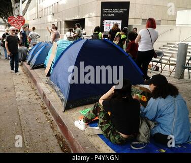 23 giugno 2018, il movimento Occupy ICE di Los Angeles ha visto i manifestanti riunirsi fuori dal Metropolitan Detention Center per opporsi alla politica di separazione familiare dell'amministrazione Trump. La protesta si è rapidamente evoluta in un campo che ha bloccato l'ingresso principale dell'autobus, attirando l'attenzione sul trattamento disumano delle famiglie immigrate. Questa manifestazione faceva parte di una più ampia serie di proteste a livello nazionale volte a interrompere le operazioni ICE e a sostenere la riunificazione di famiglie separate. Foto Stock