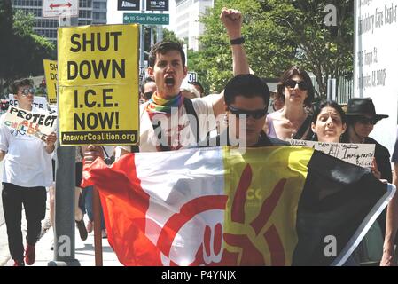 23 giugno 2018, il movimento Occupy ICE di Los Angeles ha visto i manifestanti riunirsi fuori dal Metropolitan Detention Center per opporsi alla politica di separazione familiare dell'amministrazione Trump. La protesta si è rapidamente evoluta in un campo che ha bloccato l'ingresso principale dell'autobus, attirando l'attenzione sul trattamento disumano delle famiglie immigrate. Questa manifestazione faceva parte di una più ampia serie di proteste a livello nazionale volte a interrompere le operazioni ICE e a sostenere la riunificazione di famiglie separate. Foto Stock