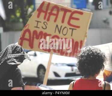 23 giugno 2018, il movimento Occupy ICE di Los Angeles ha visto i manifestanti riunirsi fuori dal Metropolitan Detention Center per opporsi alla politica di separazione familiare dell'amministrazione Trump. La protesta si è rapidamente evoluta in un campo che ha bloccato l'ingresso principale dell'autobus, attirando l'attenzione sul trattamento disumano delle famiglie immigrate. Questa manifestazione faceva parte di una più ampia serie di proteste a livello nazionale volte a interrompere le operazioni ICE e a sostenere la riunificazione di famiglie separate. Foto Stock