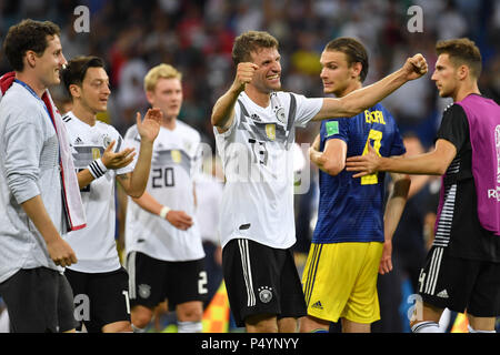 Tripudio finale Thomas MUELLER (GER), giubilo, gioia, entusiasmo, azione, hi: Sebastian RUDY (GER), Mesut OEZIL (GER), Julian BRANDT (GER), Germania (GER) - Svezia (SWE) 2-1, Turno preliminare, Gruppo F, gioco 27, su 23.06.2018 a Sochi, Fisht Olymipic Stadium. Coppa del Mondo di Calcio 2018 in Russia dal 14.06. - 15.07.2018. | Utilizzo di tutto il mondo Foto Stock