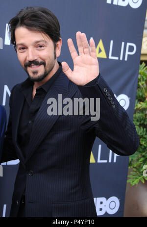 LOS ANGELES, CA - Luglio 23: Attore Diego Luna assiste il NALIP Latino Media Awards su Giugno 23, 2018 a Ray Dolby sala da ballo a Los Angeles, California. Foto di Barry re/Alamy Live News Foto Stock