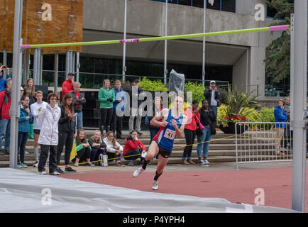 Alberta, Canada. Il 23 giugno 2018. Mike Mason in Uomini Salto in alto al via Takeover, Olympic Plaza, centro di Calgary, Alberta, Canada. Credito: M.J. Daviduik/Alamy Live News Foto Stock