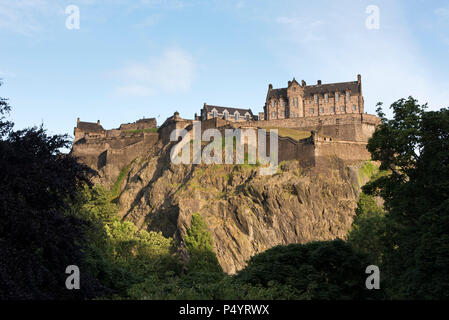 Il Castello di Edimburgo visto da Princes Street, Edimburgo, Scozia Foto Stock