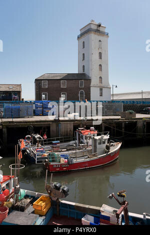 Il Molo peschereccio a North Shields, Tyneside, Regno Unito, che mostra la bassa torre faro Foto Stock