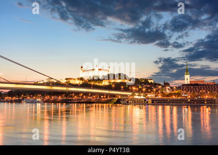 Bratislava (Pressburg): il fiume Danubio, la nave di crociera, bridge SNP ("ponte della Rivolta Nazionale Slovacca'), il castello di Pressburg, cattedrale, Città Vecchia a Slo Foto Stock