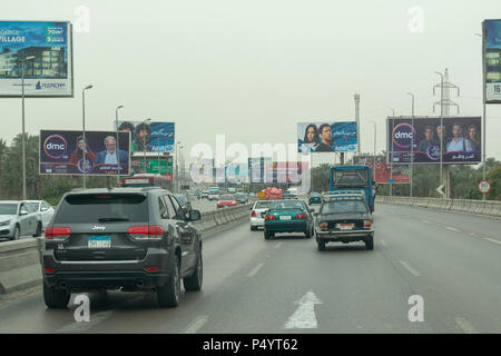 Arteria stradale del Cairo in Egitto che mostra proliferazione di cartelloni con la pubblicità. Foto Stock