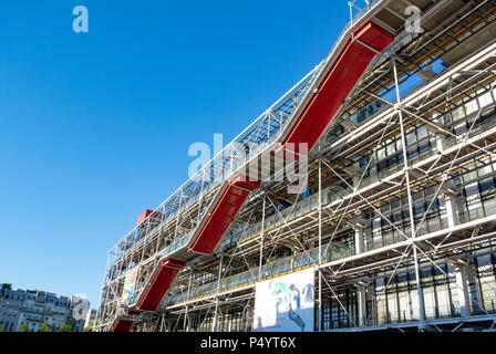 Centro Georges Pompidou conosciuto anche come il Centro Pompidou, Beaubourg district, 4th Arrondissement, Parigi, IDF, Francia Foto Stock