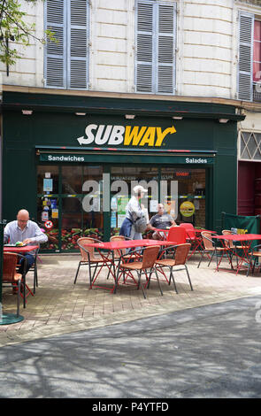 Subway sandwiches uscita nella Le Mans, Francia. Rilassata soleggiata domenica ai clienti di godere il pranzo a Le Mans Foto Stock