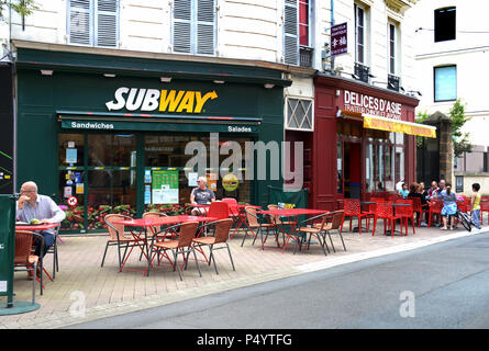 Subway sandwiches uscita nella Le Mans, Francia. Rilassata soleggiata domenica ai clienti di godere il pranzo a Le Mans Foto Stock