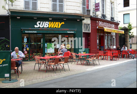 Subway sandwiches uscita nella Le Mans, Francia. Rilassata soleggiata domenica ai clienti di godere il pranzo a Le Mans Foto Stock