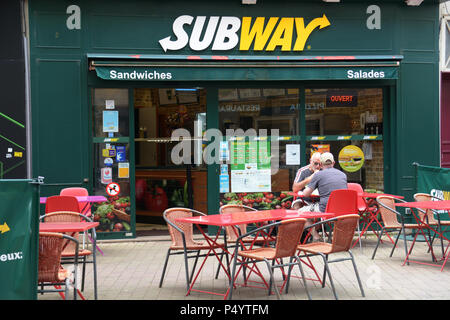 Subway sandwiches uscita nella Le Mans, Francia. Rilassata soleggiata domenica ai clienti di godere il pranzo a Le Mans Foto Stock