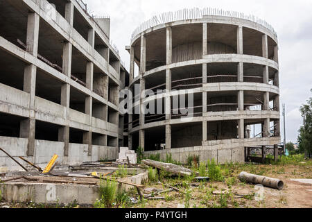 Incompiuta di un edificio abbandonato di un parcheggio multipiano Foto Stock