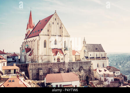 San Nicola' Decanato chiesa, Znojmo, southern Moravia Repubblica Ceca. Architettura religiosa. Destinazione di viaggio. Foto rosso filtro. Foto Stock