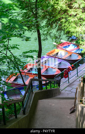 Barche colorate sul lago Hamori in Lillafured, Ungheria Foto Stock