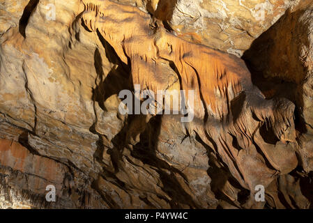 Interno della Grotta di Baradla in Aggtelek, Ungheria. Infiltrazione di calce sulla parete Foto Stock
