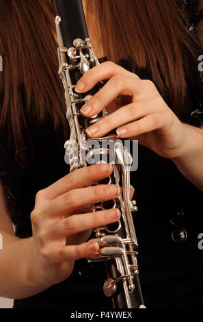 Il clarinetto. Close up clarinetists le mani sui tasti del suo strumento Foto Stock