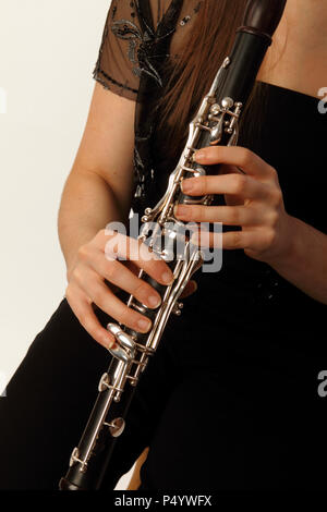 Close up dettaglio di clarinetists dita sui tasti Foto Stock