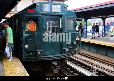 NEW YORK, NY - 17 giugno: treno Vintage attende presso la spiaggia di Brighton stazione della metropolitana durante il New York Transit Museum's Parade di treno su Coney Island in B Foto Stock
