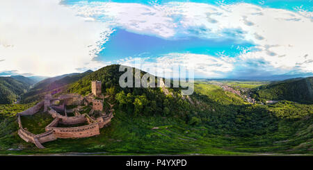 Panoramica a 360 gradi vista aerea da fuco a montagne Vosges e rovine di castelli medievali e Saint-Ulrich Girsberg, Ribeauville, Alsazia, sunset t Foto Stock