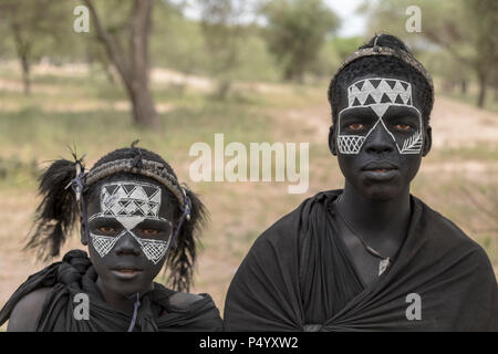 Due giovani recentemente circonciso Masai giovani uomini in abito tradizionale Foto Stock