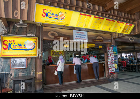 Kajang, Malesia - Luglio 25,2017 : Samuri HJ è il famoso ristorante satay Kajang in città ed è situato proprio accanto alla stazione della MRT. Foto Stock