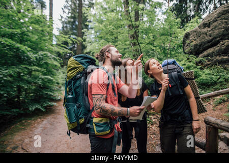 Amici su una escursione cercando Foto Stock