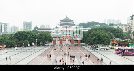 Chongqing Cina - Giugno 14,2018 : Panorama di RenMin Dalitang - persone di grande hall - in piazza del popolo su un nebbioso giorno Foto Stock