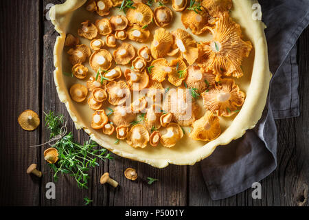 Vista dall'alto di crostate di funghi selvatici e le erbe aromatiche Foto Stock