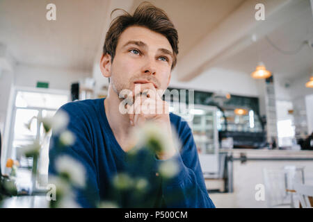 Uomo in un cafe pensando Foto Stock