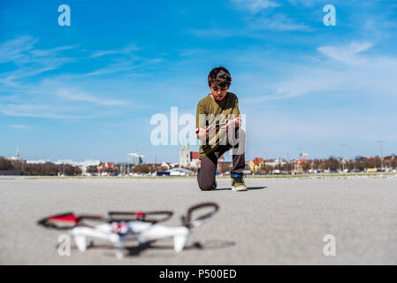 Ragazzo flying drone Foto Stock