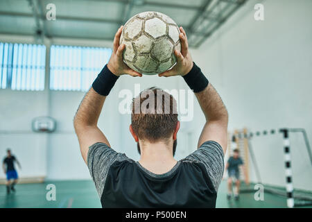 Close-up di calcetto player gettando la sfera Foto Stock