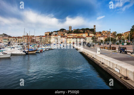 Francia, Cannes, vista città vecchia Le Suquet dal Vieux Port Foto Stock