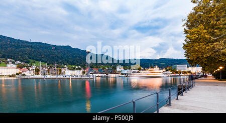 Austria Vorarlberg, Bregenz, il lago di Costanza, Porto, lungolago, il Kunsthaus Bregenz in serata Foto Stock