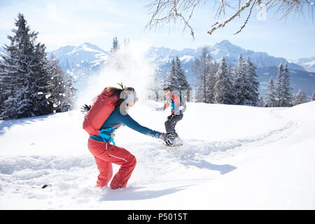 Austria, Tirolo, giovane avente il divertimento sulla neve Foto Stock