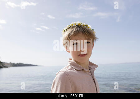 Ritratto di ragazzo indossa i fiori Foto Stock