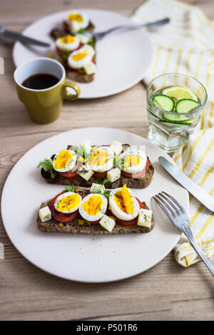 Colazione vegetariana con pane, uova, le fette di pomodoro su piastra e caffè Foto Stock