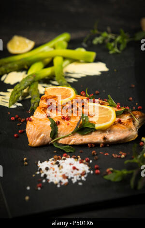 Salmone e asparagi verdi sull'ardesia Foto Stock